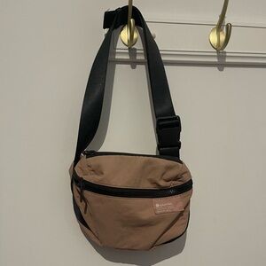 Lululemon clean lines belt bag